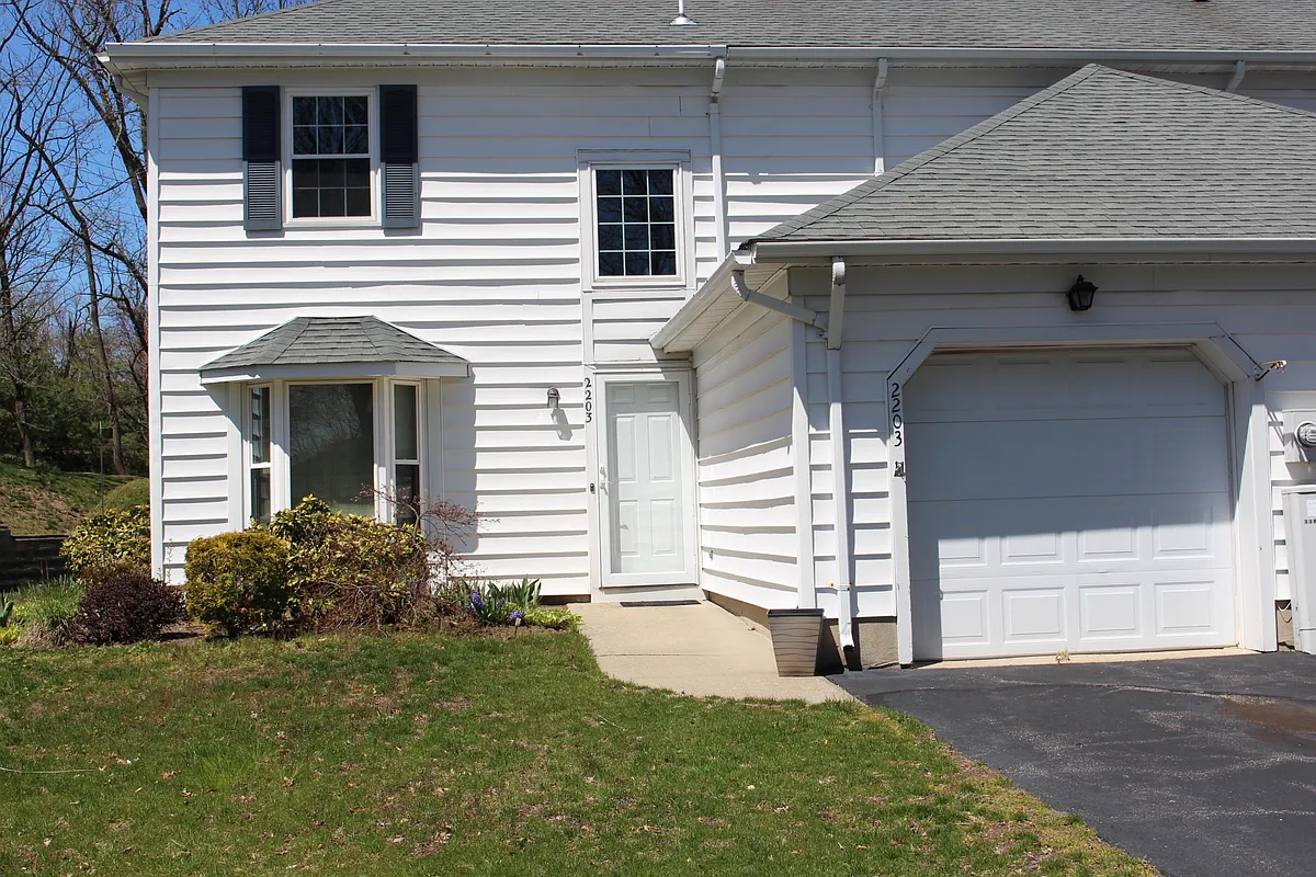 Building Photo - 2203 Buckingham Cir