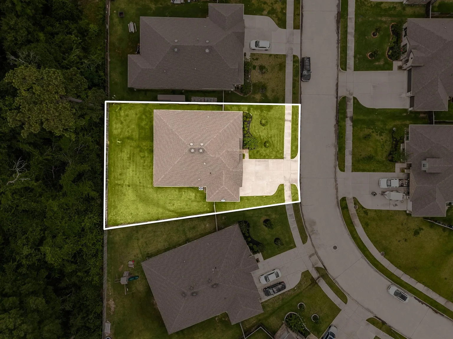 4 bed, 2.0 bath, 2255 sqft, $3,000 — Photo 2