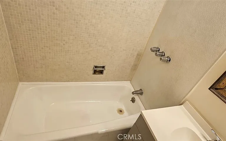 206 N Park View St #104 — Photo 4