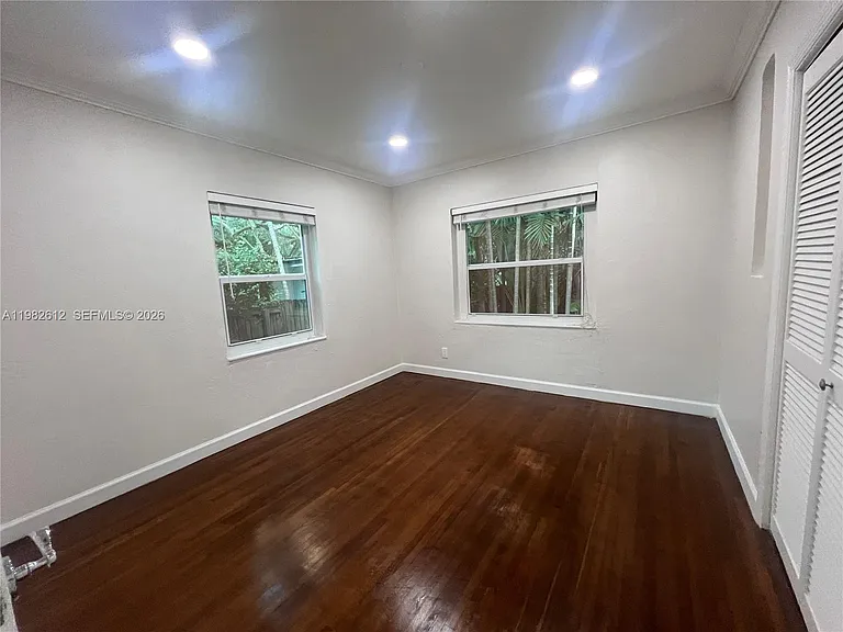 1900 Tigertail Ave — Photo 11