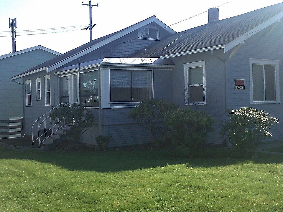 Exterior view facing SE, 2 bldgs for triplex