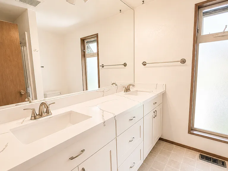 Full bathroom dedicated to the primary bedroom