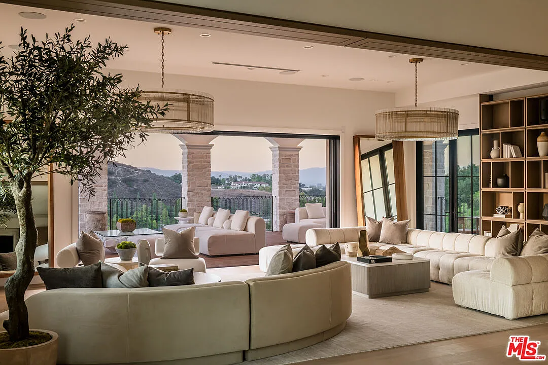 6 bed, 6.5 bath, 12140 sqft, $60,000 — Photo 4