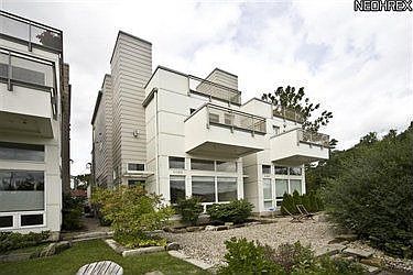 2nd image of 2098 Thurman St