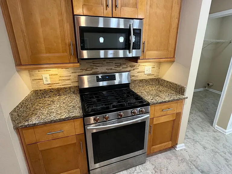 824 Georgian Point Dr — Photo 8