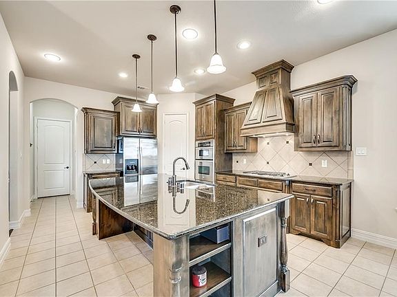 5th image of 2540 Broadway Dr