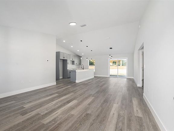 4th image of 10 Locust Loop Cir