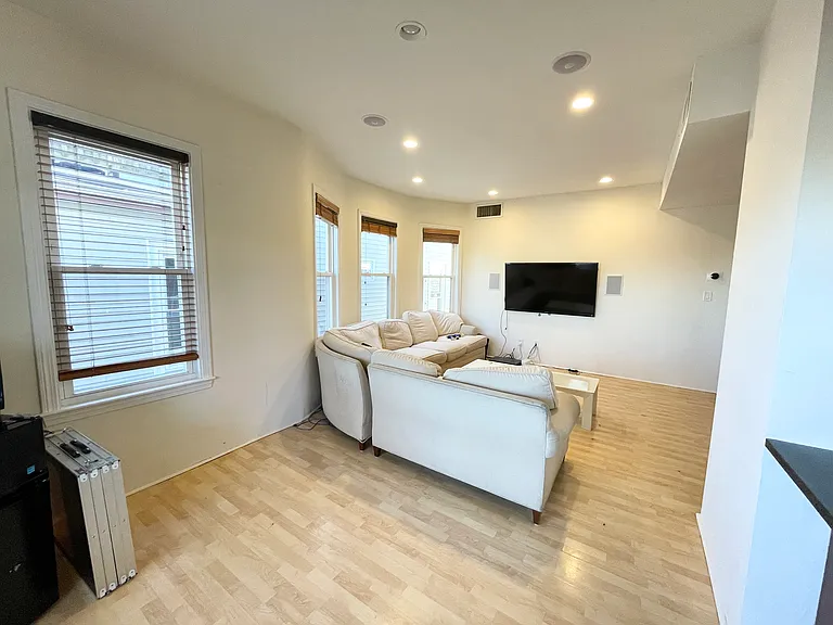 7 Iroquois St #2L — Photo 5