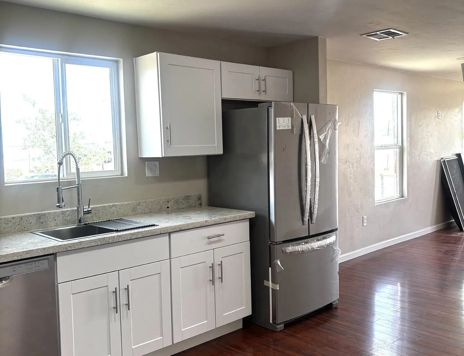 3 bed, 2.0 bath, 1100 sqft, $1,295 — Photo 2