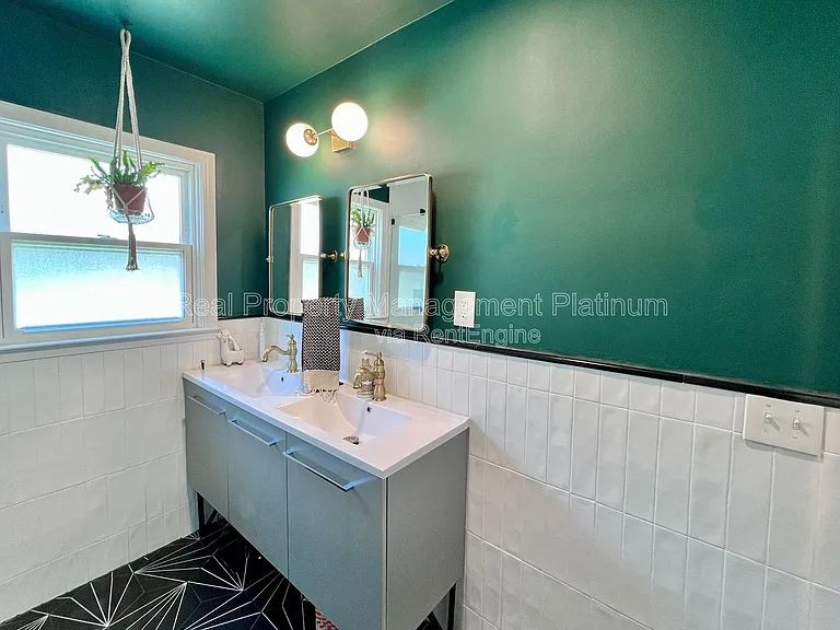 2727 E Michigan Ave — Photo 16
