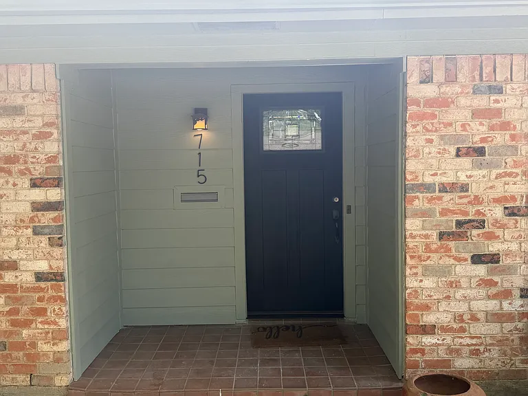 715 Kindred Ln — Photo 1