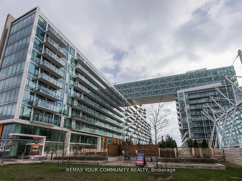 39 Queens Quay E #815