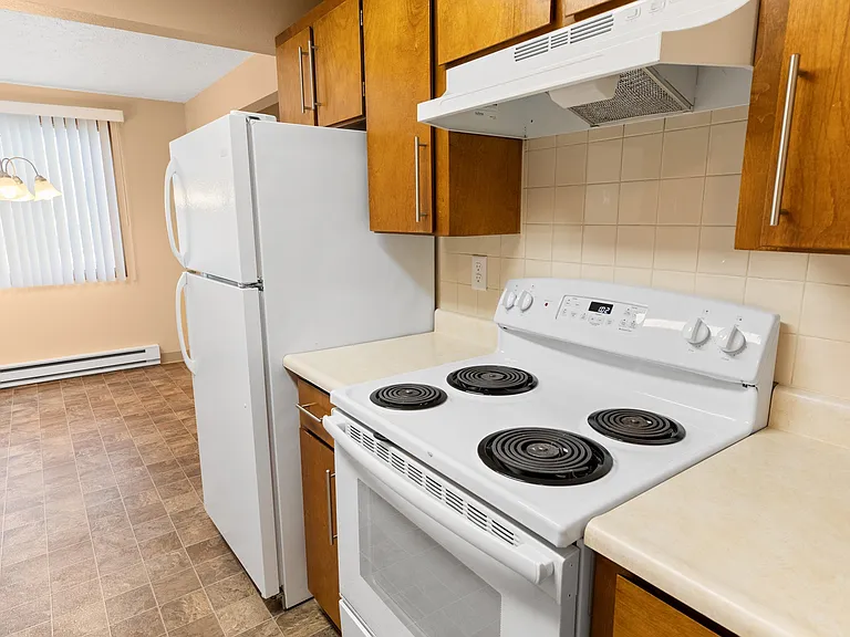 Lyons Court Apartments — Photo 11