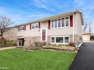8817 Oakwood Dr, Hickory Hills, IL