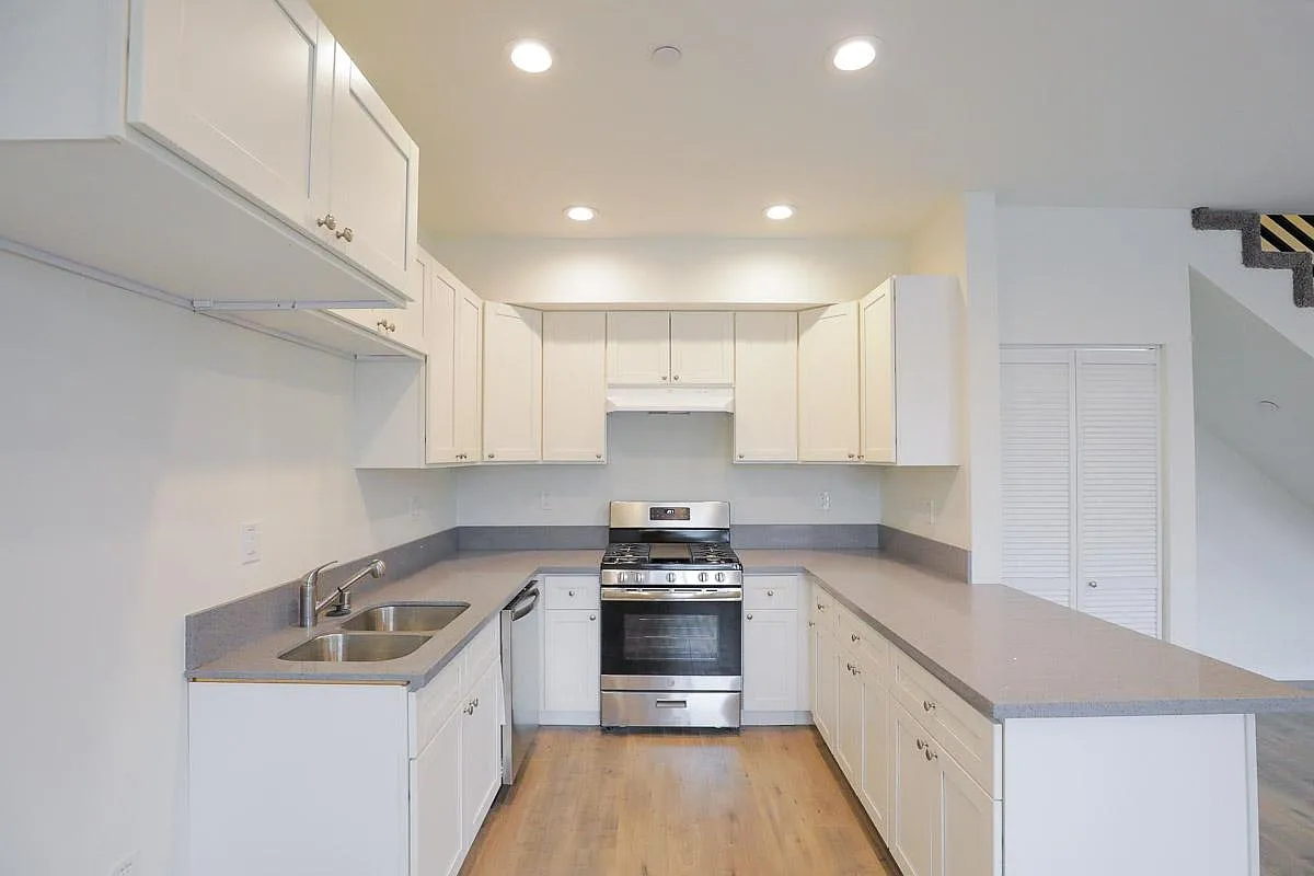 2820 2822 South Cloverdale Ave — Photo 2