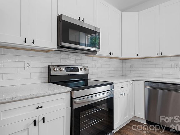 3rd image of 209 Knott St