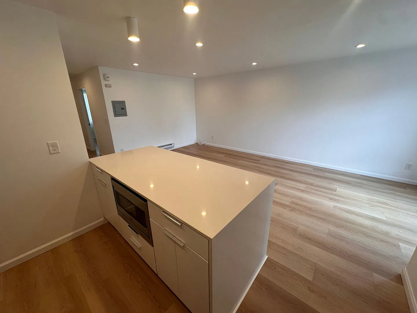 011 (2976 Washington) — Photo 3