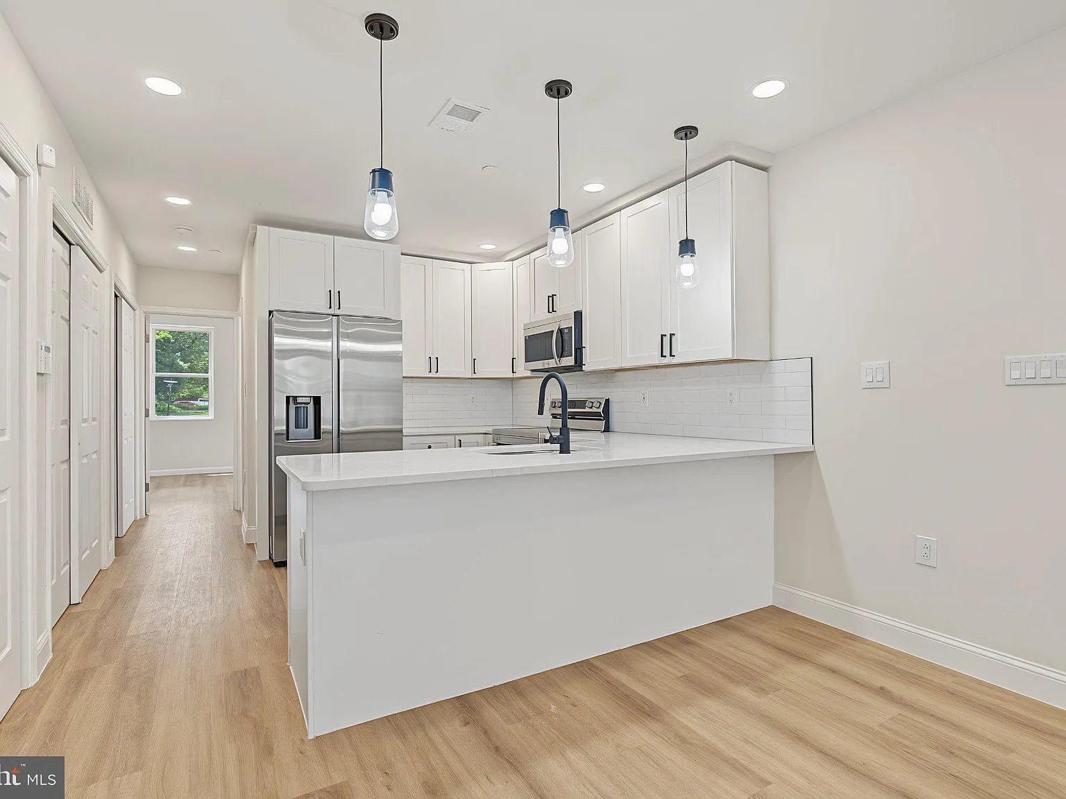 4 bed, 3.0 bath, 1200 sqft, $2,300 — Photo 3