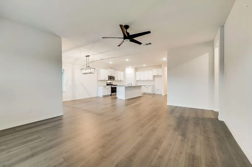 4 bed, 2036 sqft, $2,750 — Photo 3