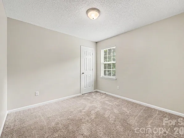 302 Touch Me Not Ln, Charlotte, NC 28216