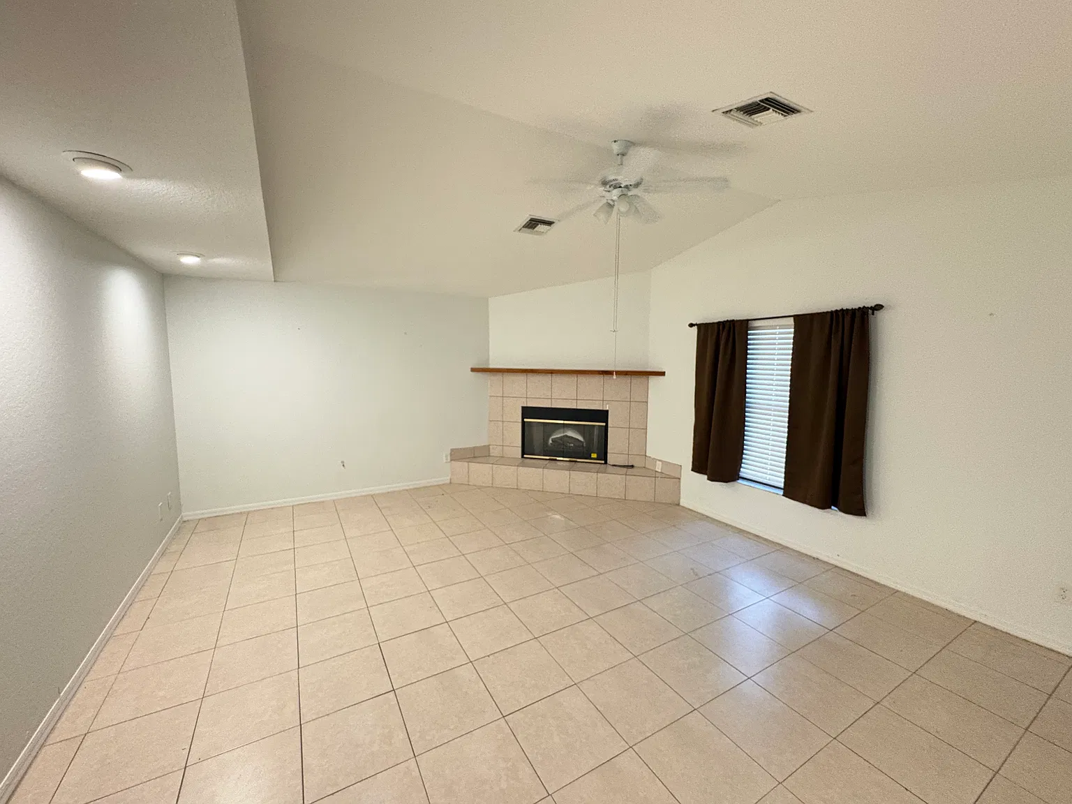 3 bed, 2.5 bath, 1978 sqft, $2,150 — Photo 4
