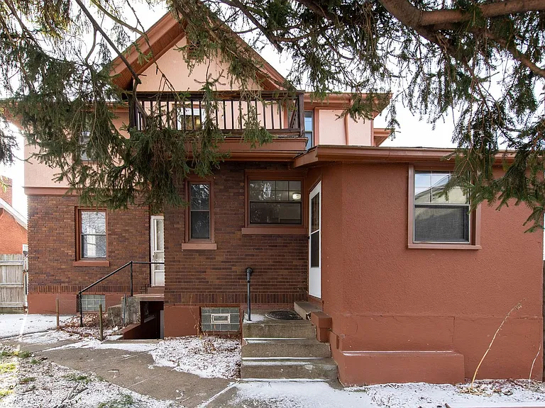 Beautifully updated Tudor style duplex. Upper unit. Large rooms. 2 balconies, private entry. Fenc... — Photo 39