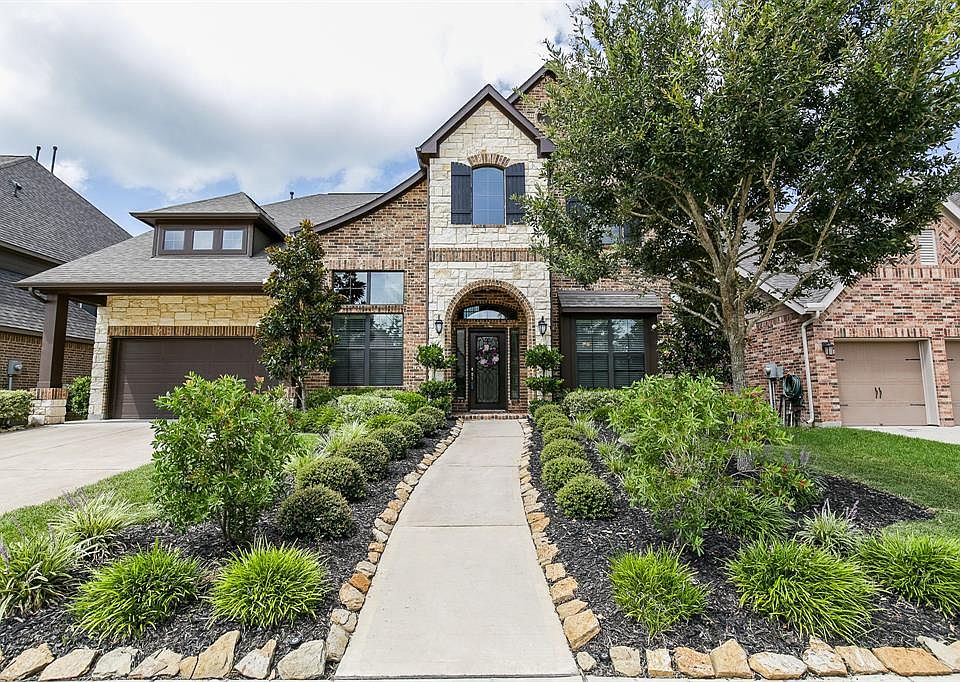 If you're looking for a home that stands out from the rest, you've found it! This fabulous, 4 bedroom, 3.5 bathroom home in the desirable Sienna Village of Bees Creek neighborhood is a must see.