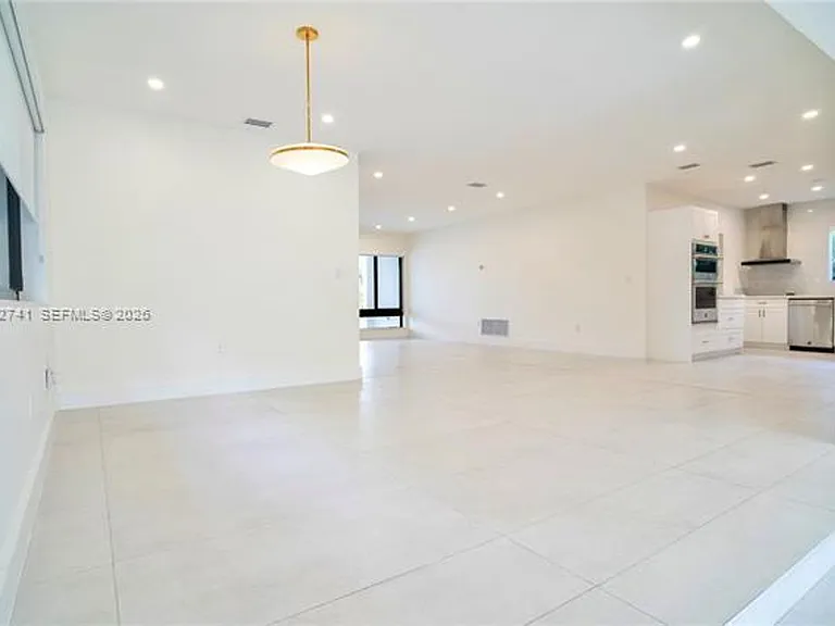 8811 Carlyle Ave — Photo 11