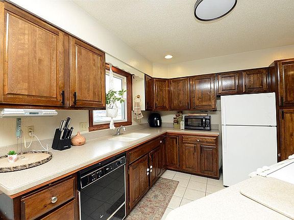 3rd image of 631 7th Ave E