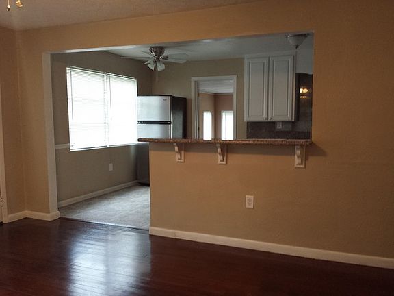 3rd image of 917 N Palm Dr SW