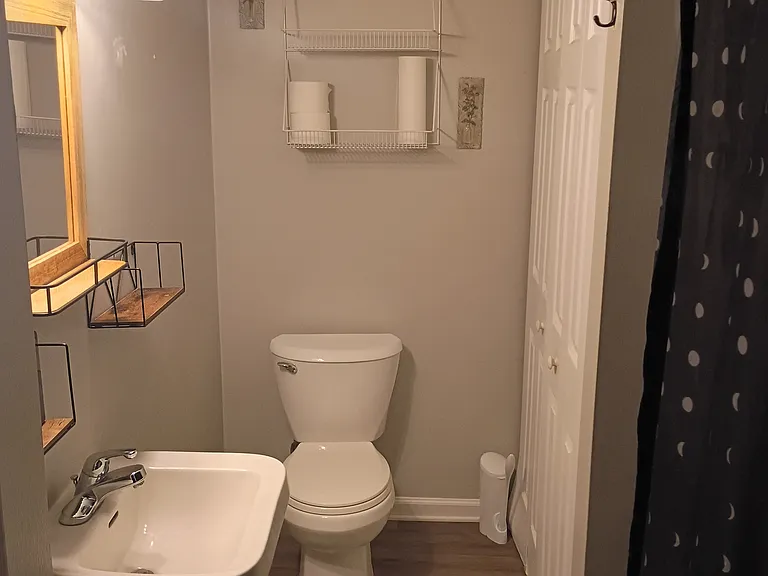 906 Colonial Dr — Photo 12