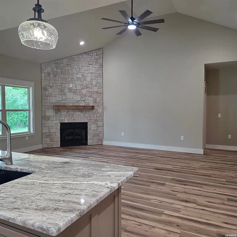 3 bed, 2.0 bath, 1712 sqft, $2,400 — Photo 2