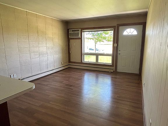 4th image of 608 19th Ave W #3
