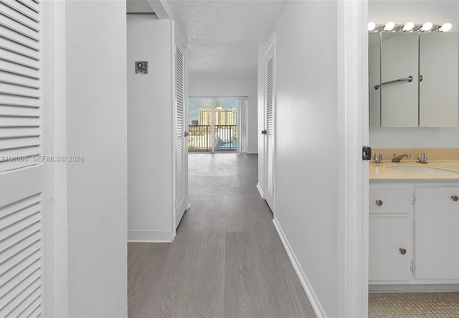 Hemispheres Condo — Photo 2