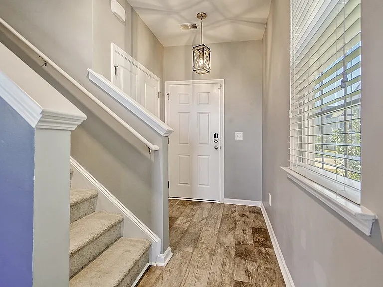 838 Redbud Ln — Photo 3