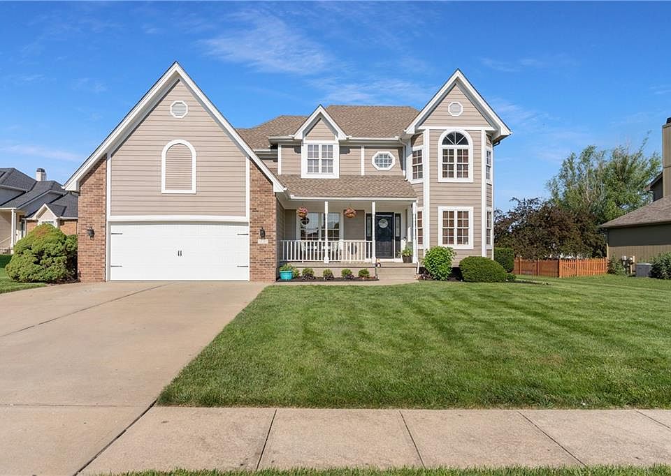 1st image of 332 SE Canterbury Ln