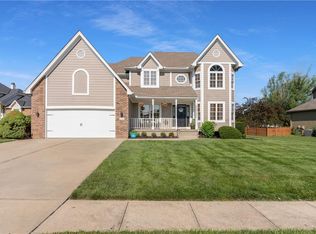332 SE Canterbury Ln, Lees Summit, MO 64063