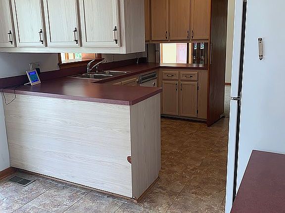 4th image of 212 W Queens Dr