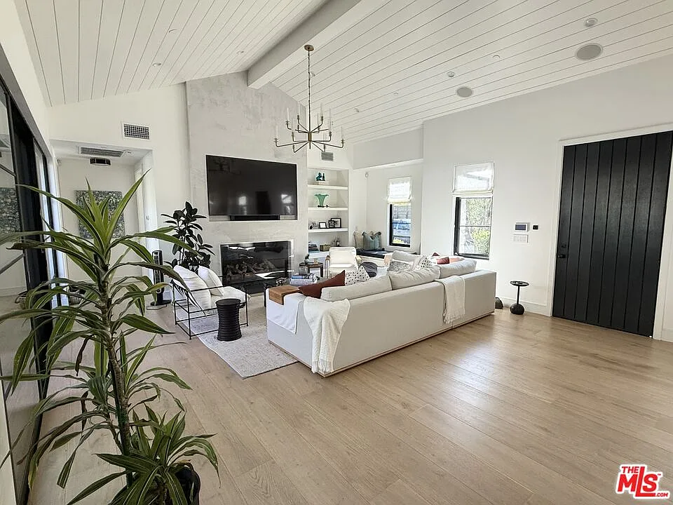 4 bed, 3.5 bath, 2750 sqft, $22,500 — Photo 2