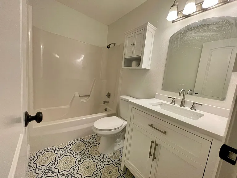 2416 W Chicago Ave — Photo 24