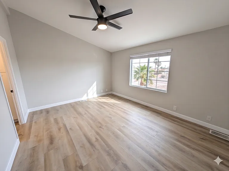 700 E Washington St #3 — Photo 8