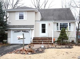 96 Arnot Pl, Paramus, NJ 07652