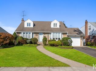 17 Garson Rd, Carle Place, NY 11514