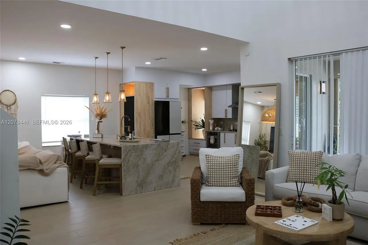 3 bed, 2.5 bath, 1820 sqft, $4,100 — Photo 1