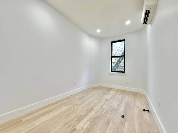 828 Hart Street image 2 of 10