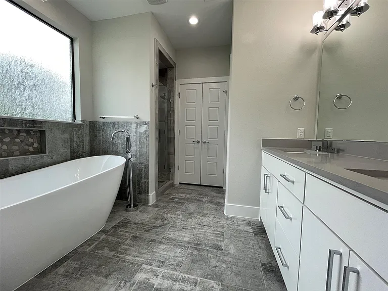 2417 N Winnetka Ave — Photo 18