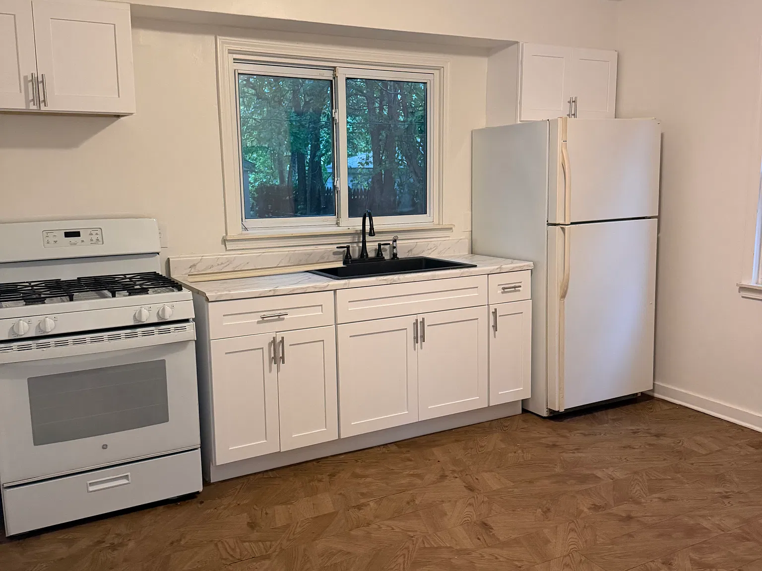 3 bed, 1000 sqft, $1,500 — Photo 2