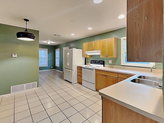 5th image of 412 Harrison Ln