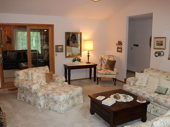 5th image of 1009 Canary Ln