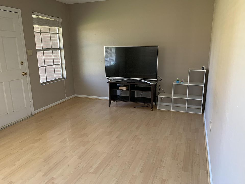 1st image of 301 Brookwood Cir